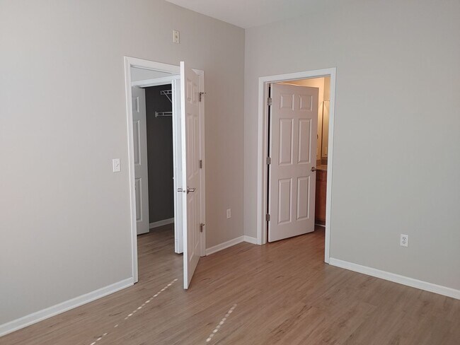 Building Photo - $1,550 | 2 Bedroom, 2 Bathroom Condo | No ...