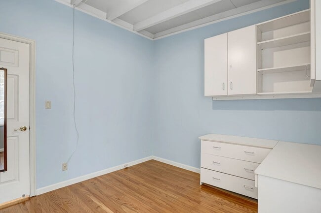 Building Photo - Spacious 4 bed, 2.5 Bath Home with Bonus Room and Pool in Palo Alto!