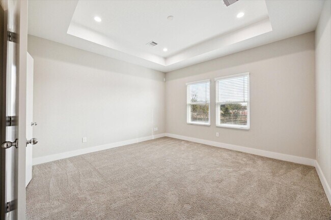 Building Photo - 8664 Easthaven Blvd