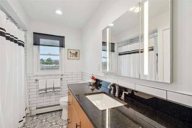 Building Photo - Don't miss out on this charming Syosset home!