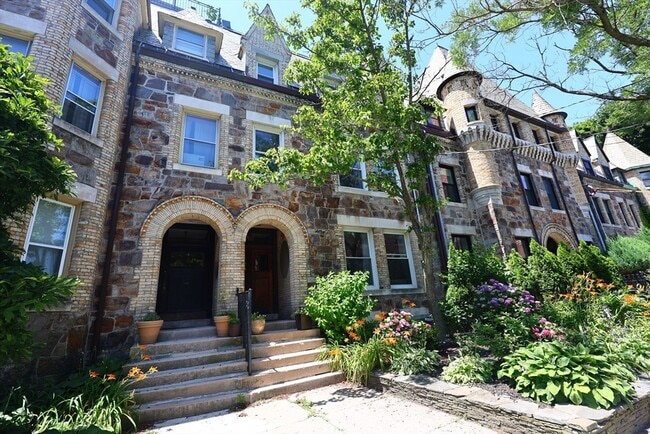 Building Photo - 318 Tappan St