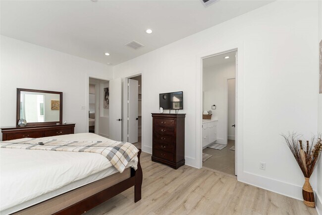 Building Photo - 3410 Baer St