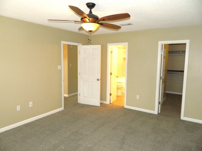 Building Photo - 635 Clinton Way W