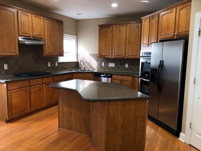 Building Photo - Fabulous home! 5 Bedrooms, 4 Bathrooms!!