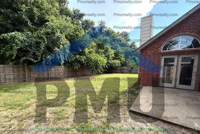 Building Photo - AVAILABLE NOW!!! Roomy 3BR 2BA home with l...