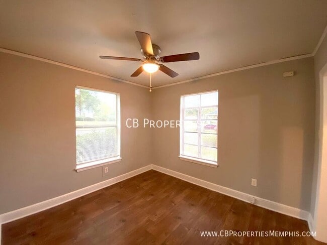 Building Photo - 1032 N Evergreen St