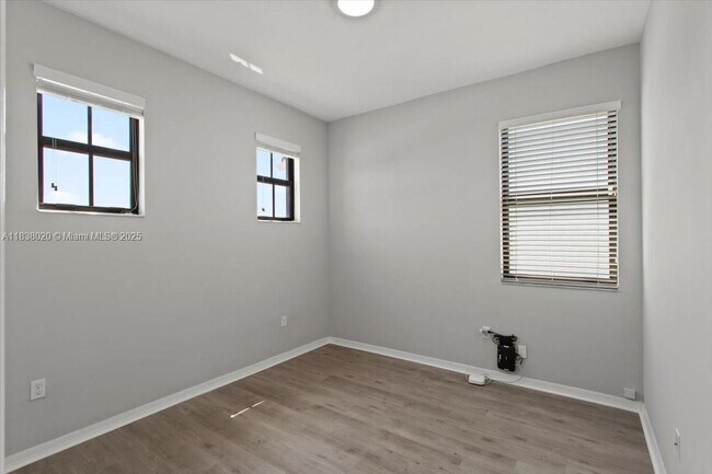 Building Photo - 635 NE 191st Terrace