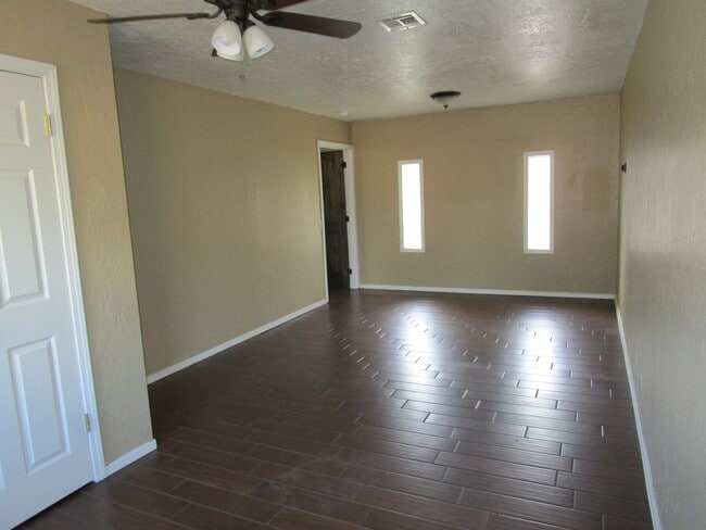 Building Photo - Move in Ready 3 or 4 bedroom