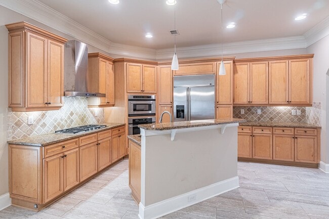 Building Photo - Stunning 4-bedroom, 3.5-bathroom home loca...