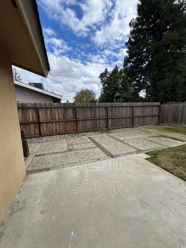 Building Photo - 1009 W Laura Ave