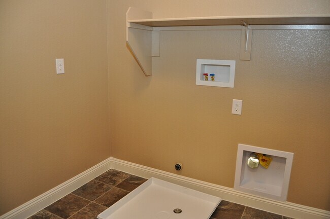 Building Photo - Fabulous 3 bedroom home in gated community!