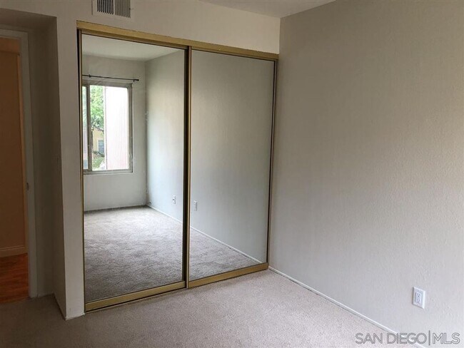 Building Photo - 2 Bed, 1 Bath Upstairs Condo with Private ...