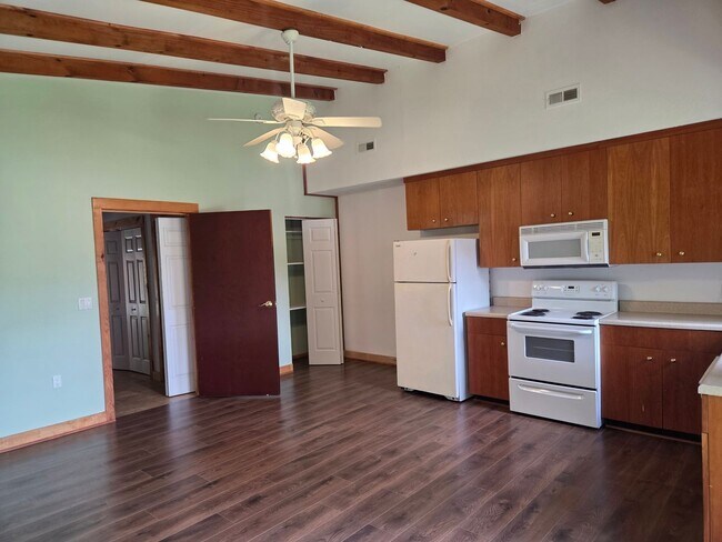 Building Photo - 1 bedroom 1 bath studio apartment