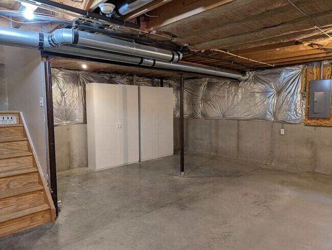 Building Photo - AVAILABLE NOW! 3 Bedroom Ranch with 2 Full...