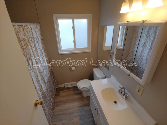 Building Photo - Freshly painted 3 bedroom with new flooring throughout!