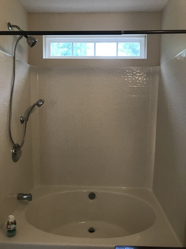 Building Photo - 3 Bedroom  2.5 Bath townhome located at  T...