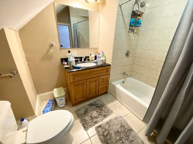 Building Photo - NO FEE - MISSION HILL 4 BED W/ LAUNDRY IN UNIT