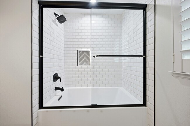 Building Photo - 2015 Woodcrest Dr