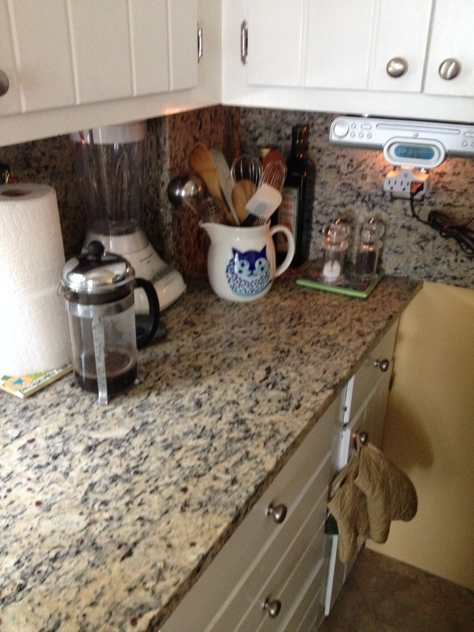 Granite counter top kitchen - 447 W Orange St
