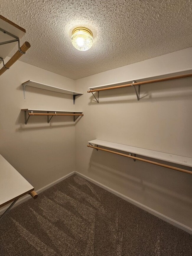 Building Photo - 3 Bedroom 2 Bath Home in Seven Oaks Neighborhood