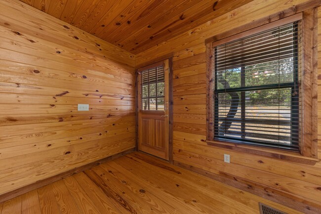 Building Photo - Hill Country Retreat