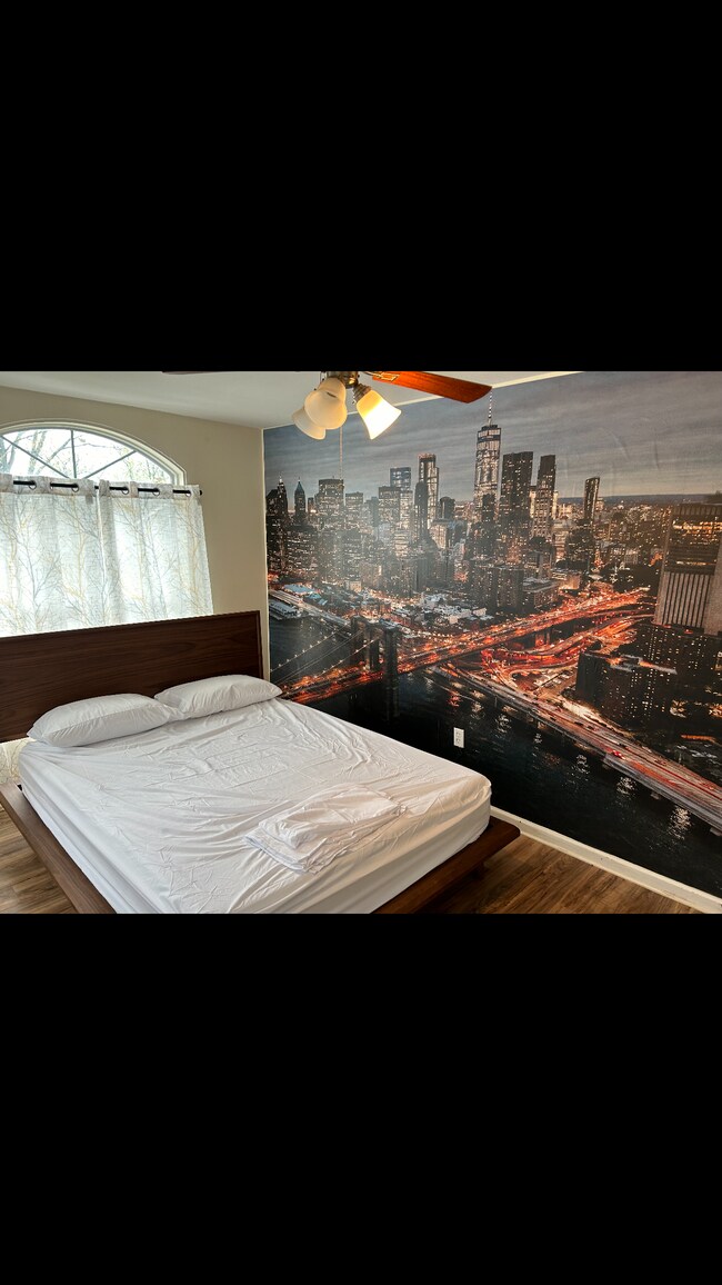 Building Photo - 245 Leslie St