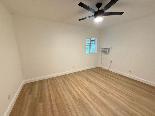 Building Photo - Groveland Home on large lot