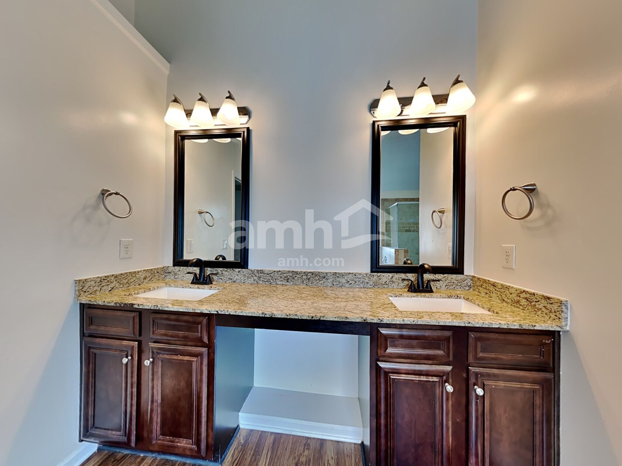Building Photo - 402 Cleburne Pl