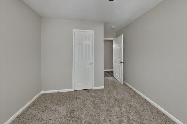 Building Photo - 18002 Golden Ridge Dr