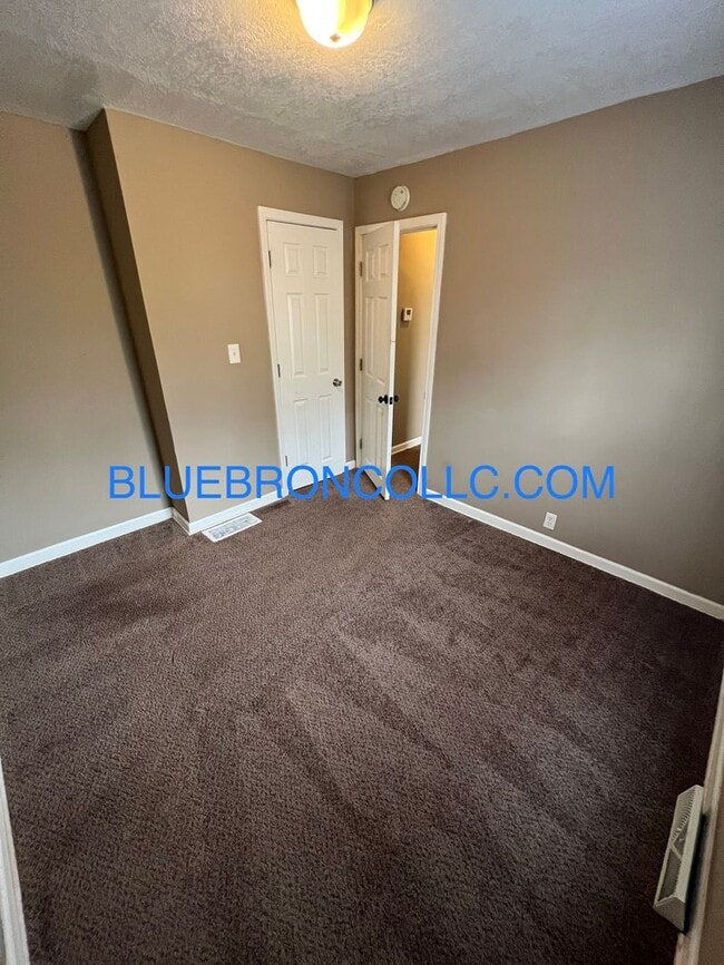 Building Photo - Nice two bedroom house with nice hardwood ...