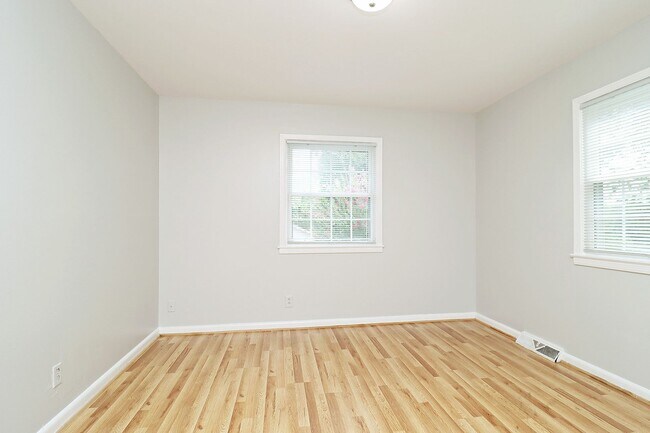 Building Photo - Convenient to Rt 29 & The Shops at Stonefield