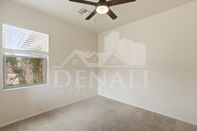 Building Photo - 584 N Highlands Grove Ln
