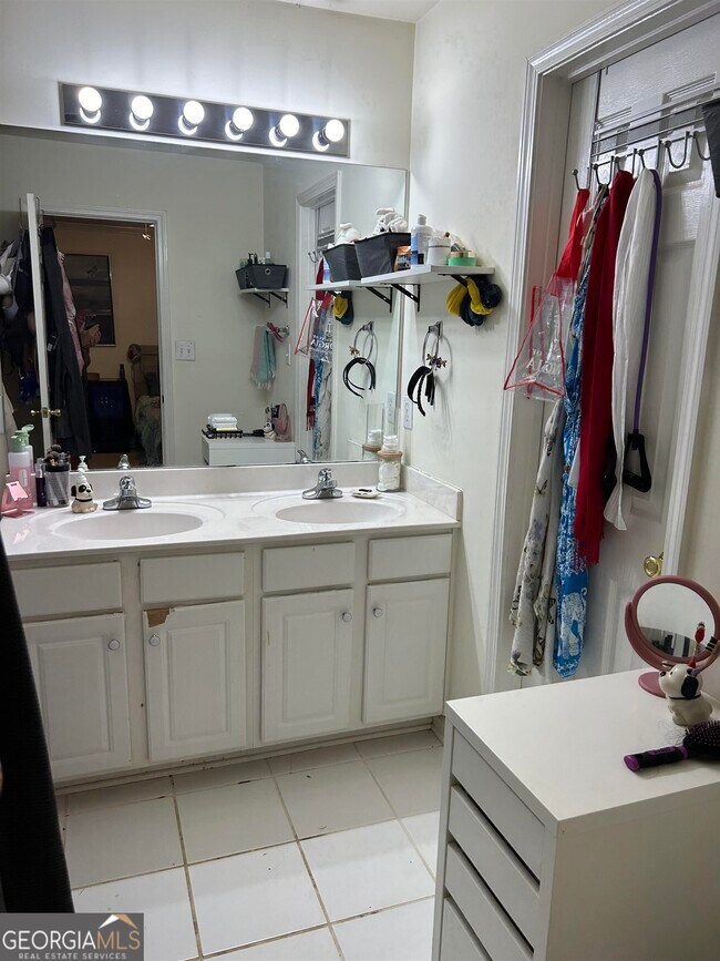 Building Photo - 174 Spring Lake Dr