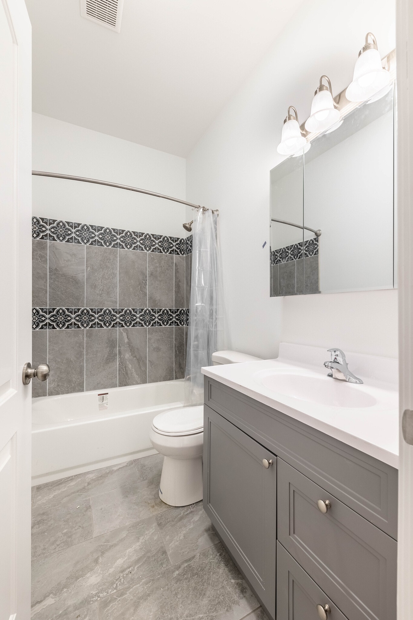 Building Photo - 914 W 19th Plz