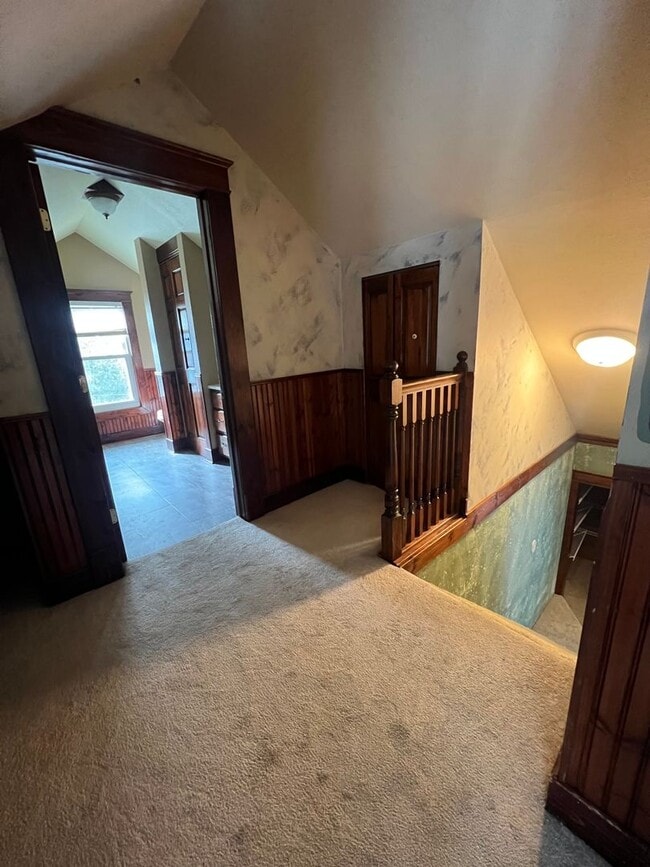 Building Photo - Spacious 4 Bedroom, 2 Bathroom Home