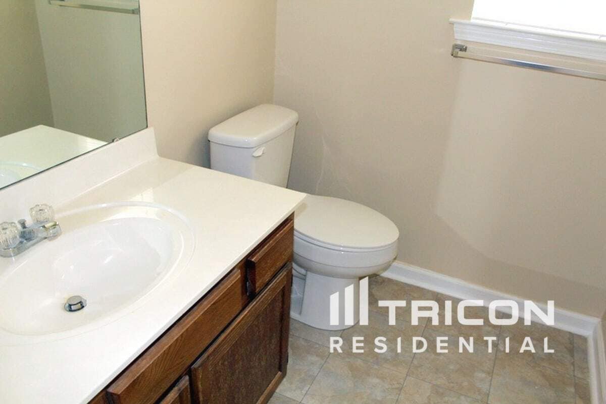 Building Photo - 223 Green Rose Rd