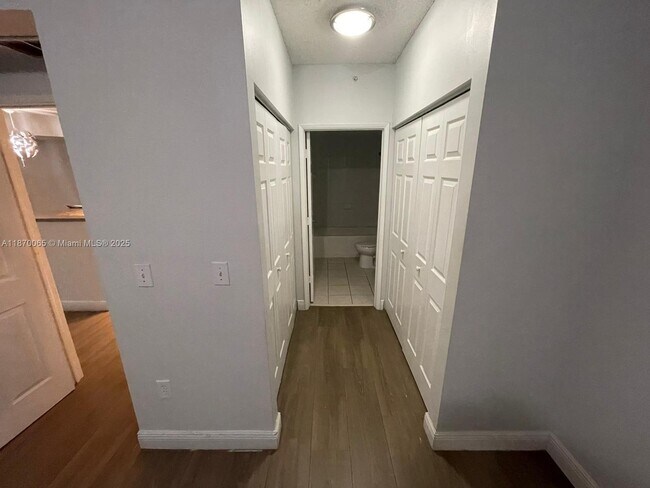 Building Photo - 8020 N Nob Hill Rd