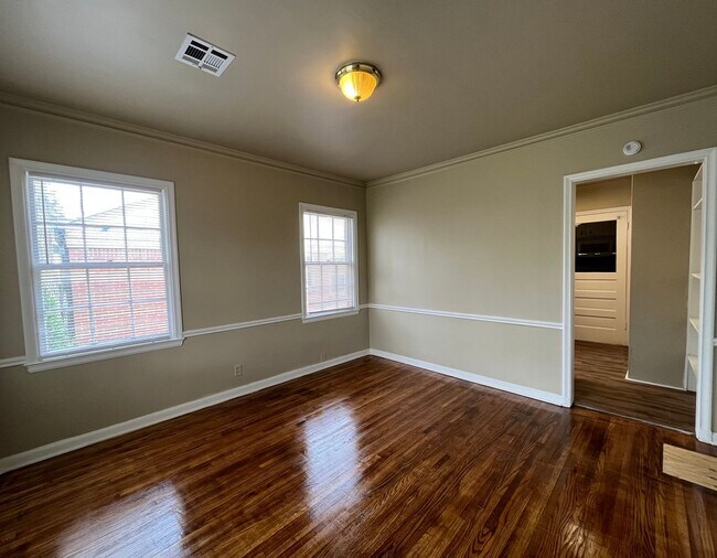 Building Photo - 1144 S Vandalia Ave
