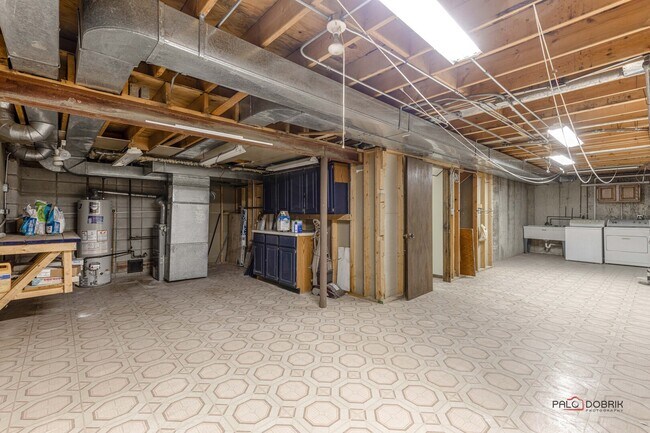 Building Photo - 2450 Chas Dr