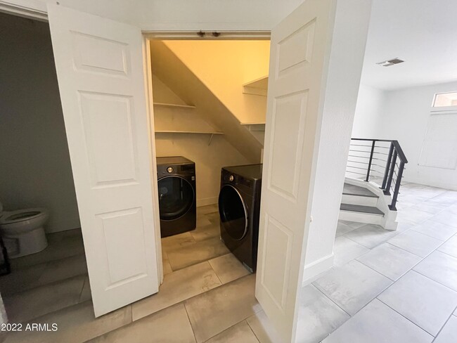 Building Photo - 500 N Roosevelt Ave