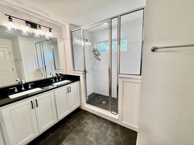 Building Photo - 1924 Bunche Rd