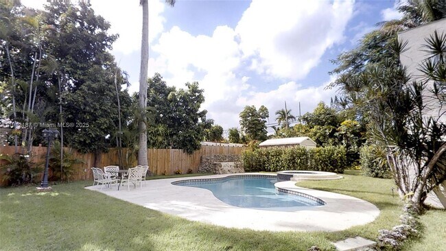 Building Photo - 327 Menores Ave