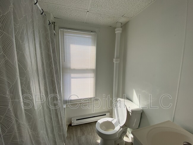 Building Photo - 714 W Clarke Ave