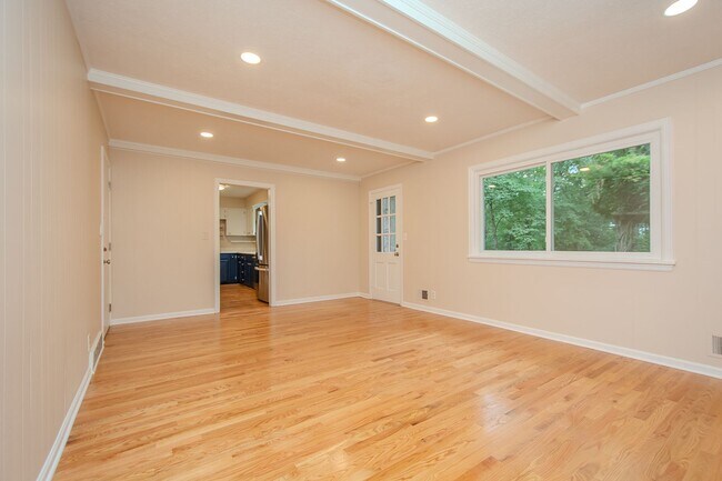 Building Photo - Recently Updated! 4 Bed/2.5 bath