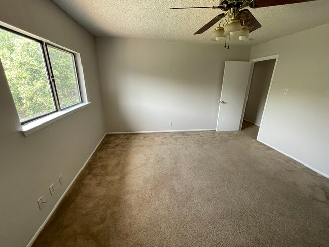 Building Photo - 9235 Ridge Post