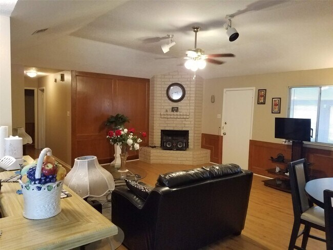 Building Photo - 2711 Amaranth Dr