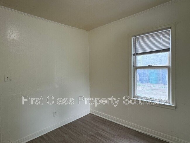 Building Photo - 1904 NE 25th St