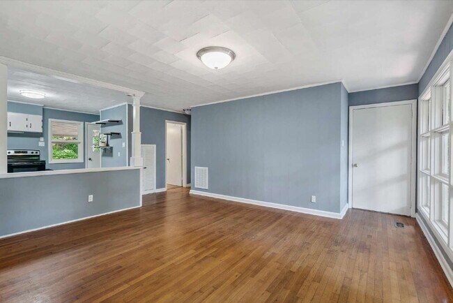 Building Photo - Charming 2-Bed Home with Hardwood Floors and Fenced in Yard