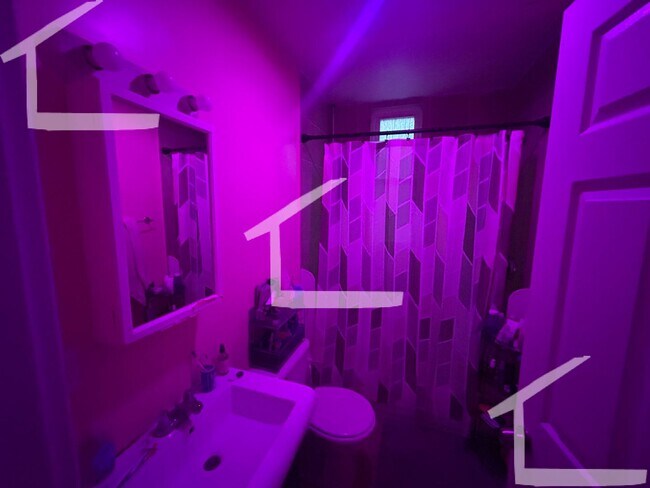 Building Photo - Don't miss out on this 6 bed 2 bath in Mission Hill...