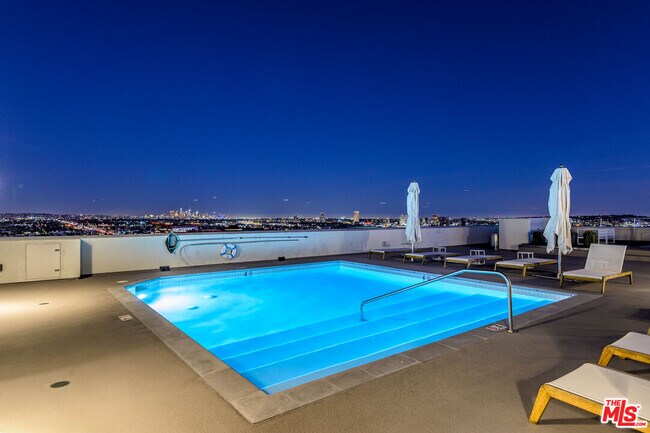 Building Photo - 838 N Doheny Dr